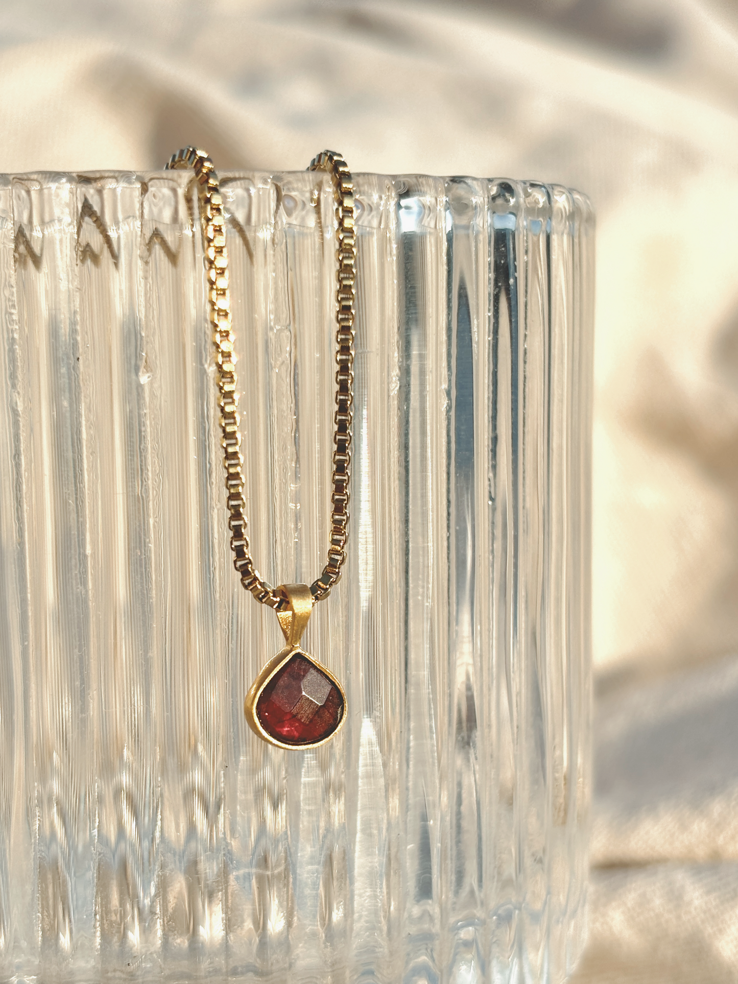 YUNA RED GRANAT Drop 5mm Halskette | Necklace Gold