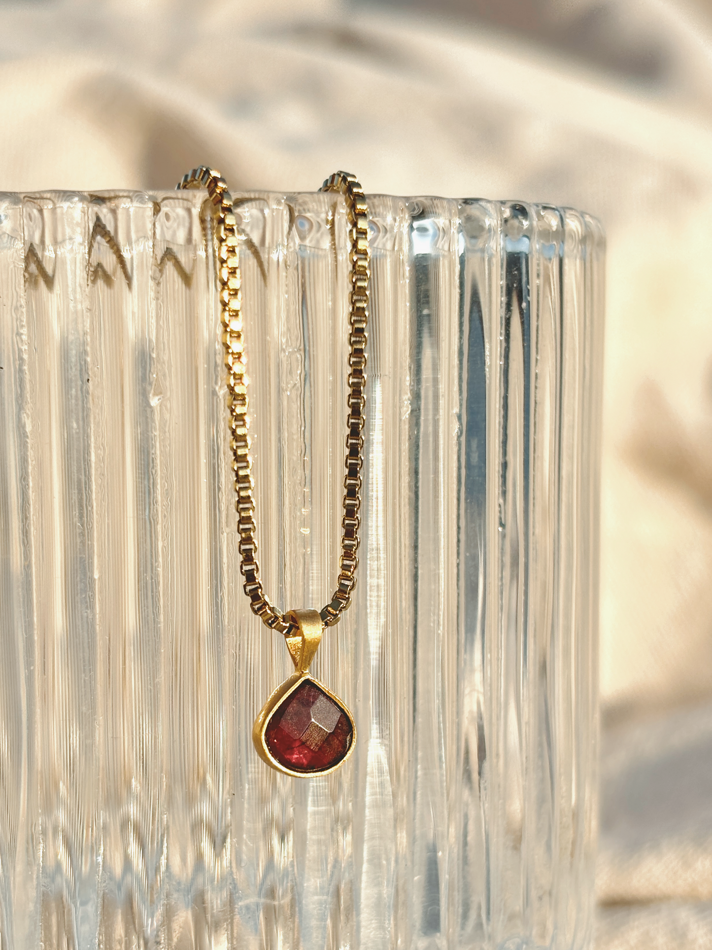 YUNA RED GRANAT Drop 5mm Halskette | Necklace Gold